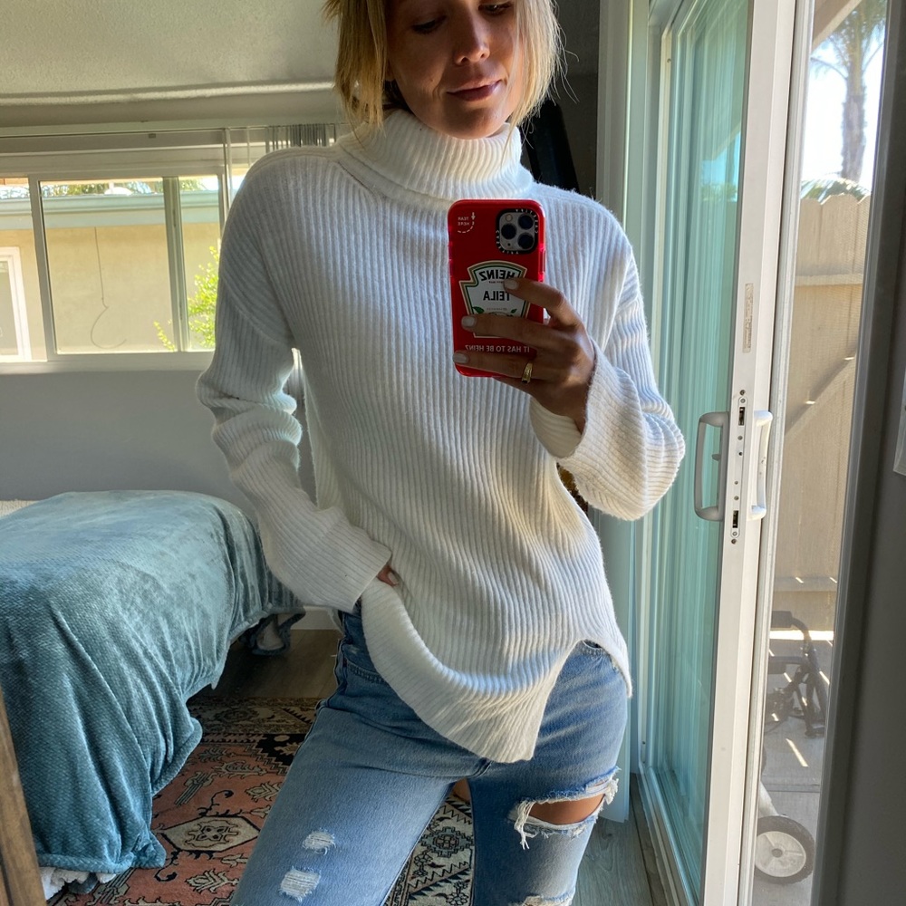 WHITE SWEATER